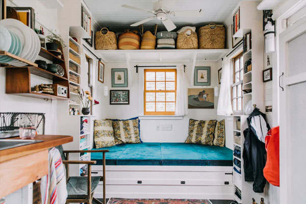 built in day bed in tiny home