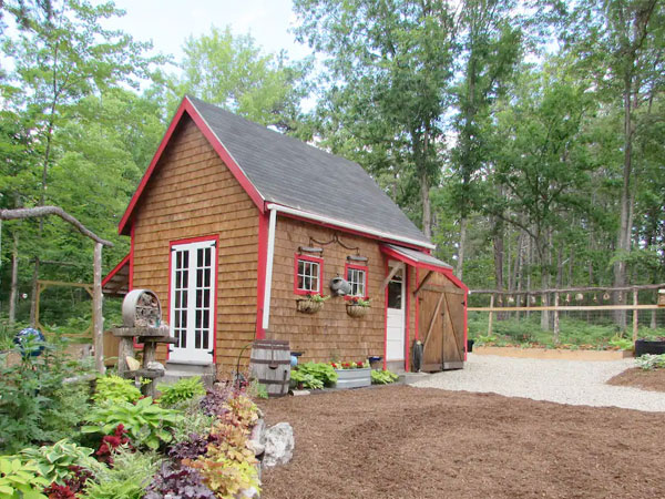 rustic tiny home for rent in maine