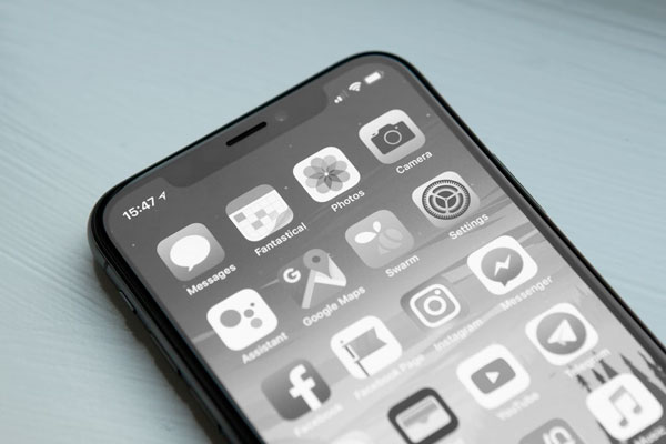 iphone screen set to black and white
